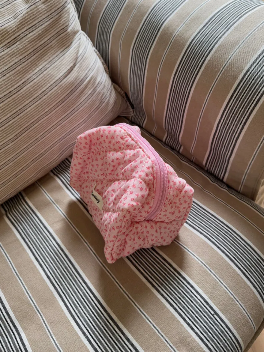 Design By Si Honey lille toilettaske - Pink med små blomster Online