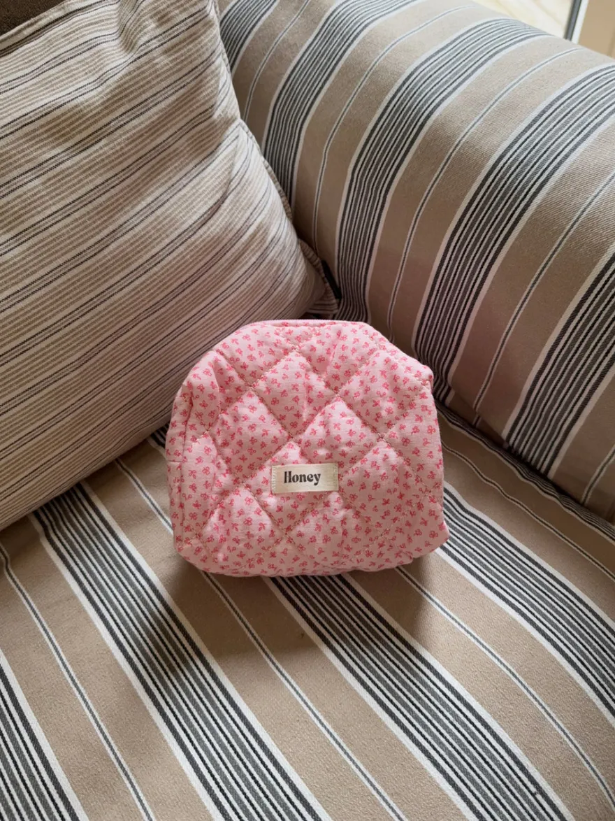 Design By Si Honey lille toilettaske - Pink med små blomster Online