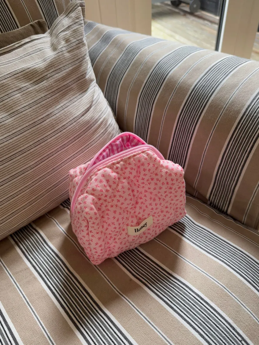 Design By Si Honey lille toilettaske - Pink med små blomster Online