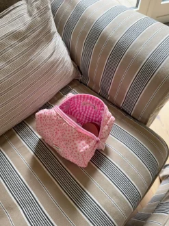 Design By Si Honey lille toilettaske - Pink med små blomster Online