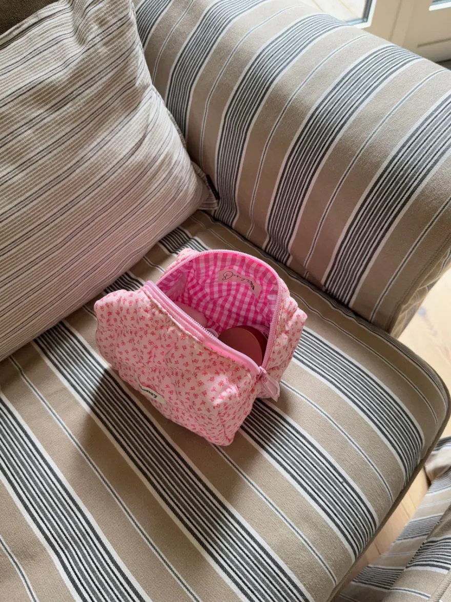 Design By Si Honey lille toilettaske - Pink med små blomster Online