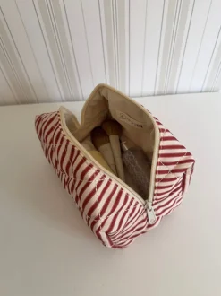 Design By Si Honey lille toilettaske - Striber i rød/beige Sale