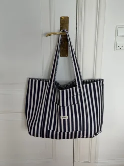 Design By Si Honey net med striber - Navy/hvid Outlet
