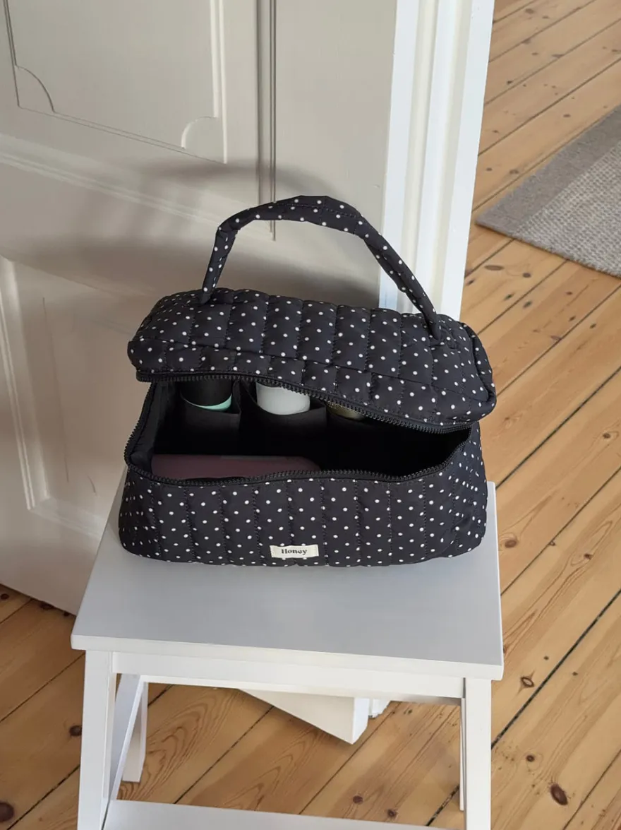 Design By Si Honey stor polkaprikket toilettaske med hank - Sort/hvid New