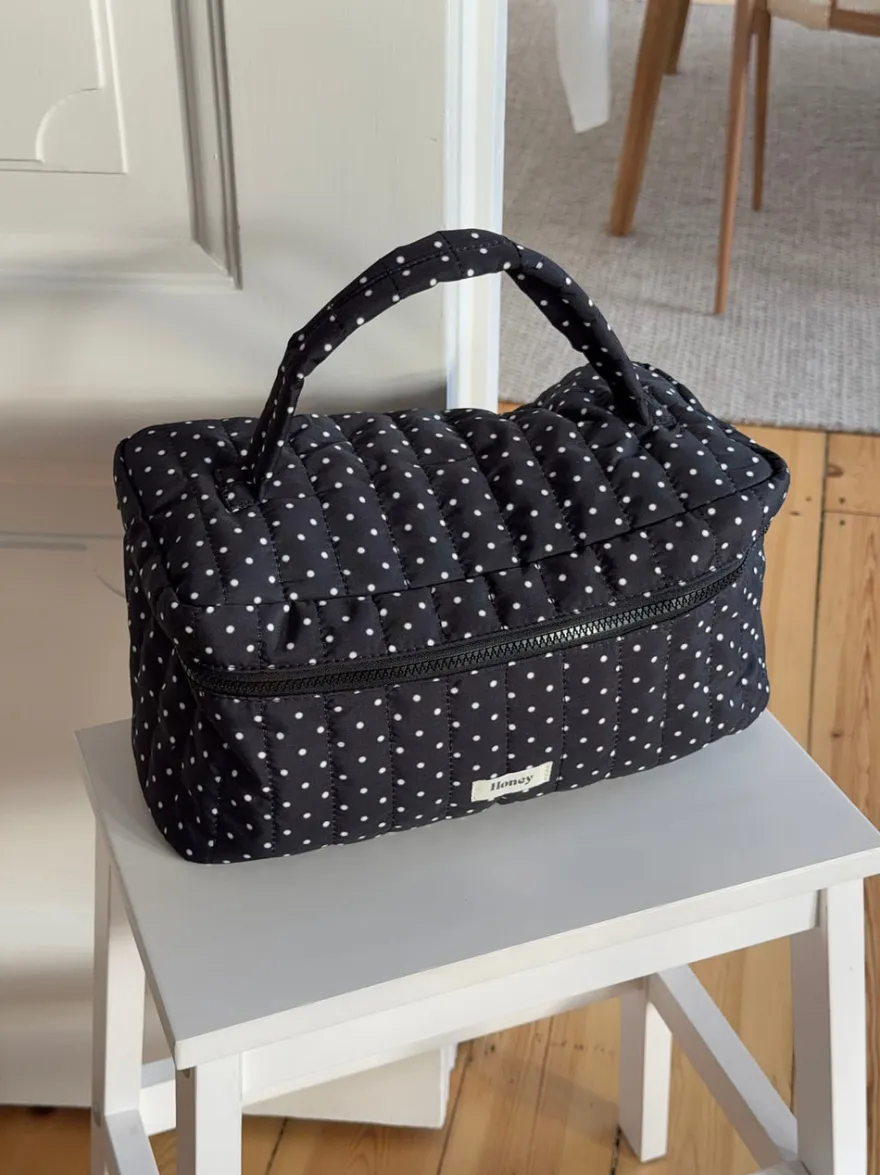 Design By Si Honey stor polkaprikket toilettaske med hank - Sort/hvid New