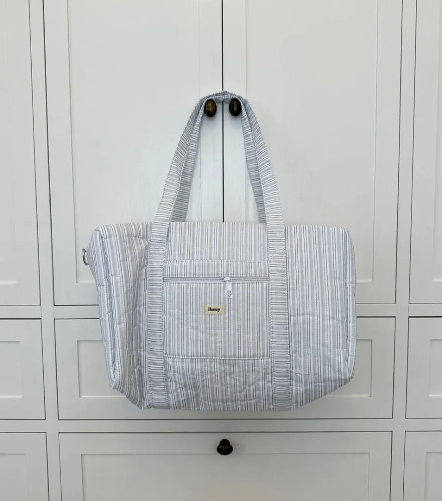 Design By Si Honey stor taske med crossbody strop - Hvid med blå striber