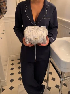 Design By Si Honey stor toilettaske - Hvid/blå med flæser Outlet