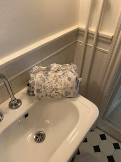 Design By Si Honey stor toilettaske - Hvid/blå med flæser Outlet