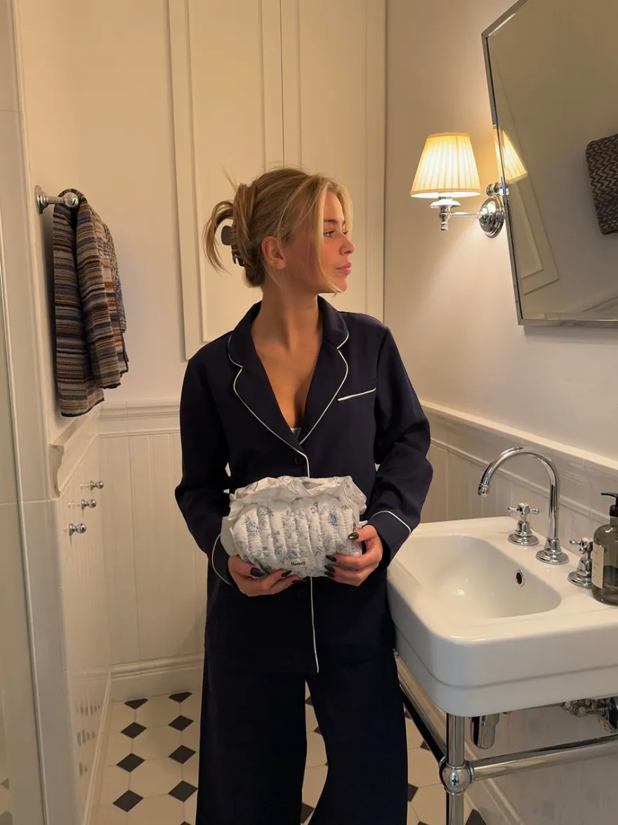 Design By Si Honey stor toilettaske - Hvid/blå med flæser Outlet