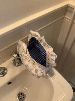 Design By Si Honey stor toilettaske - Hvid/blå med flæser Outlet