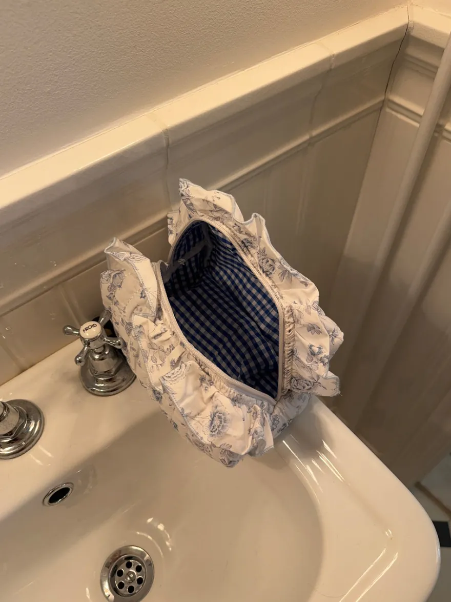 Design By Si Honey stor toilettaske - Hvid/blå med flæser Outlet