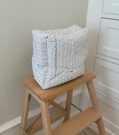Design By Si Honey stor toilettaske - Hvid med polka prikker Hot