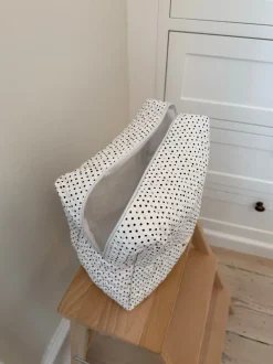 Design By Si Honey stor toilettaske - Hvid med polka prikker Hot