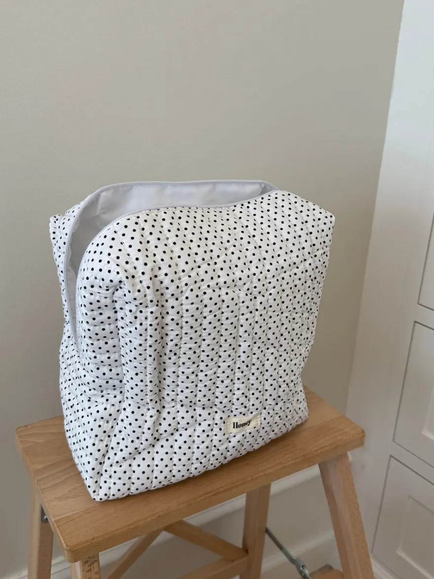 Design By Si Honey stor toilettaske - Hvid med polka prikker Hot