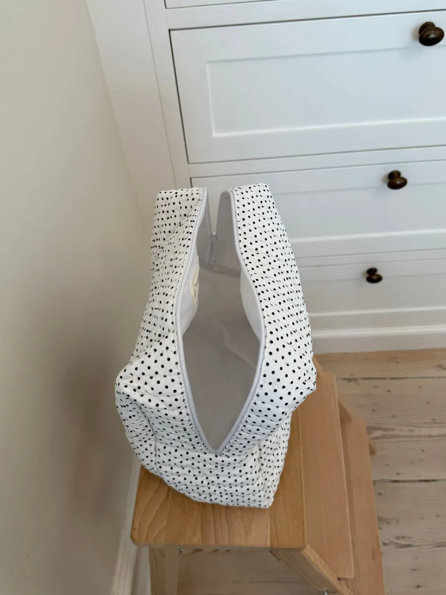 Design By Si Honey stor toilettaske - Hvid med polka prikker Hot
