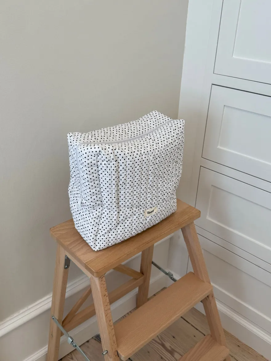 Design By Si Honey stor toilettaske - Hvid med polka prikker Hot