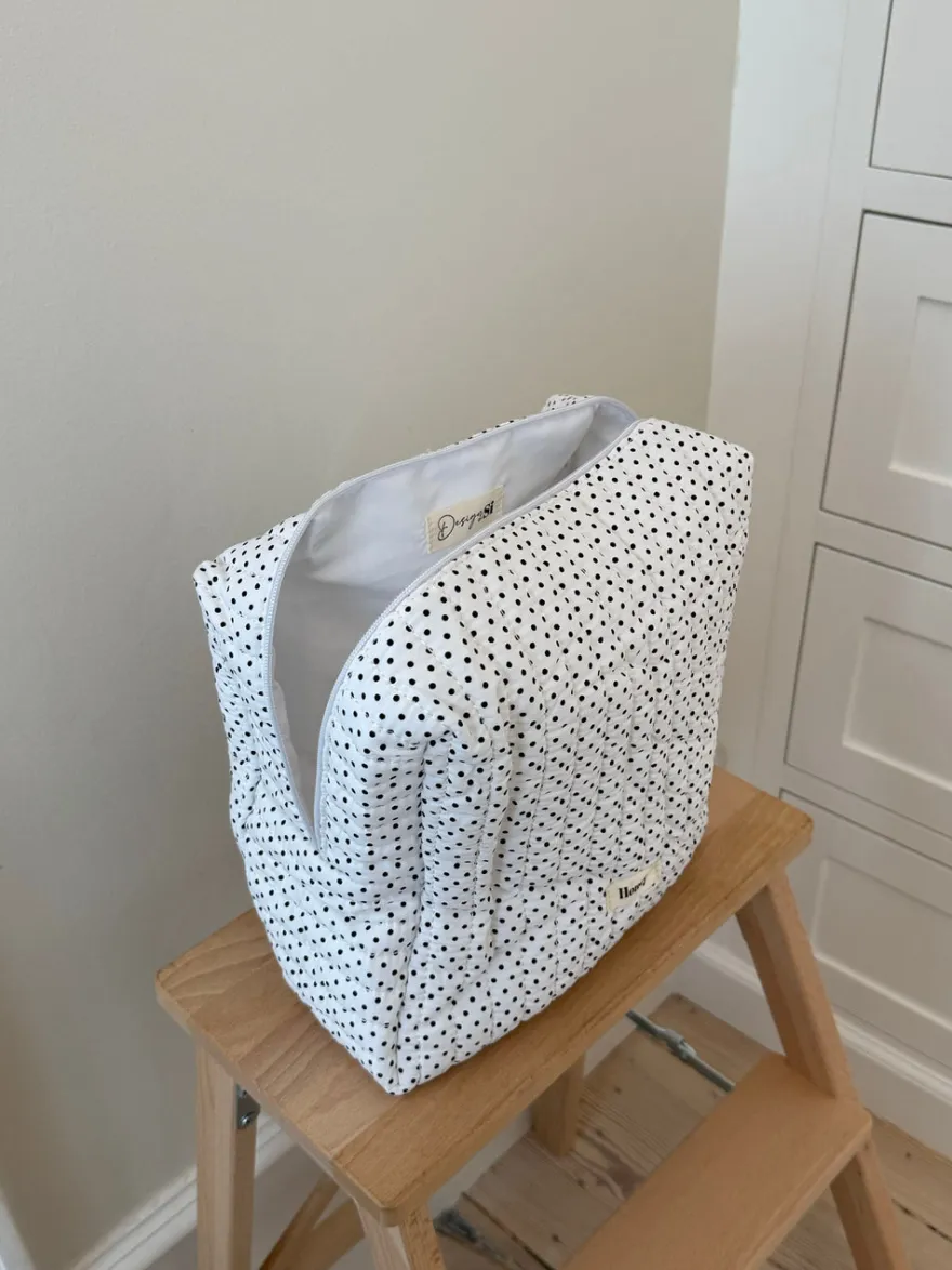 Design By Si Honey stor toilettaske - Hvid med polka prikker Hot