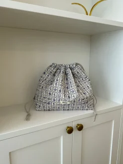 Design By Si Honey stor toilettaske - Hvid med lilla konkylier Discount