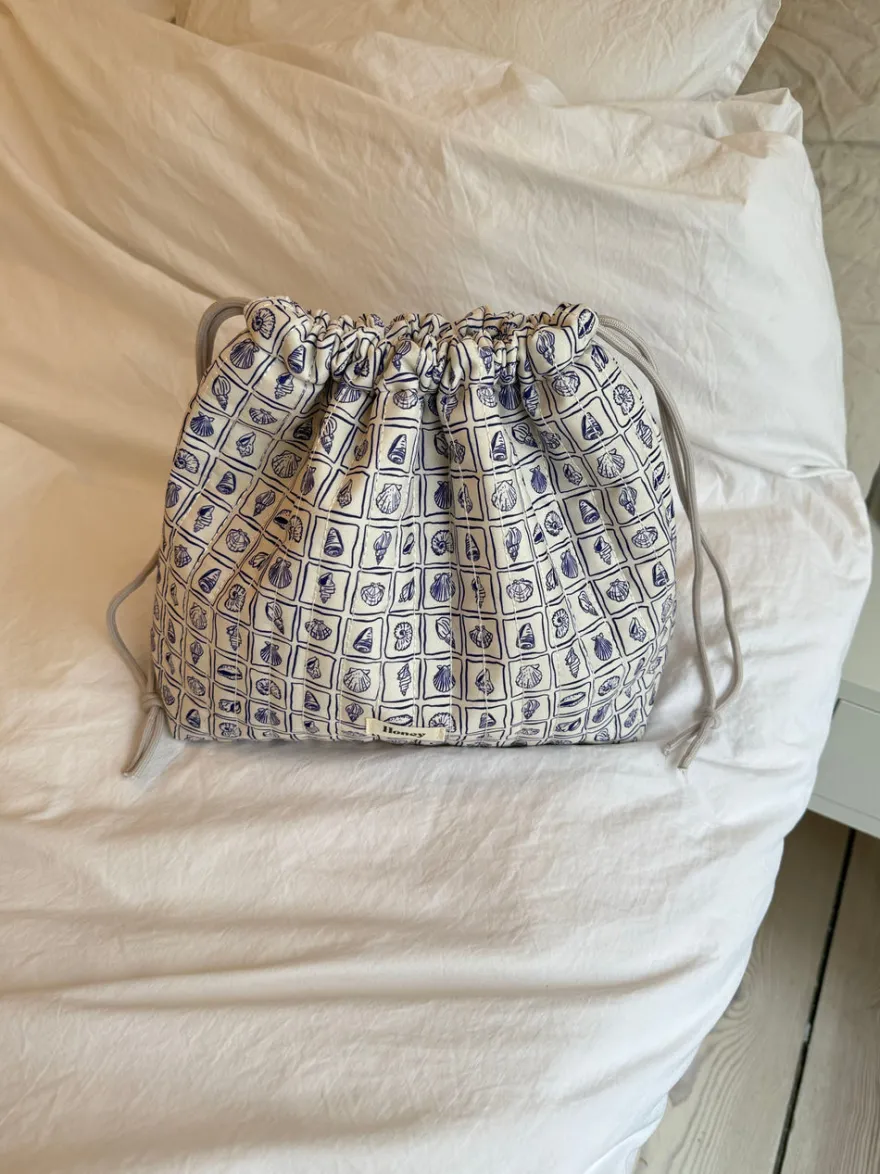 Design By Si Honey stor toilettaske - Hvid med lilla konkylier Discount