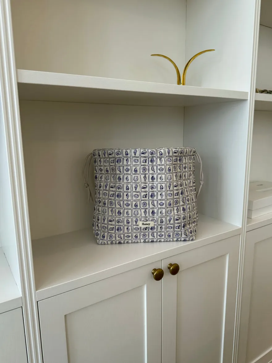 Design By Si Honey stor toilettaske - Hvid med lilla konkylier Discount