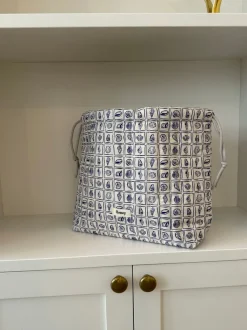 Design By Si Honey stor toilettaske - Hvid med lilla konkylier Discount