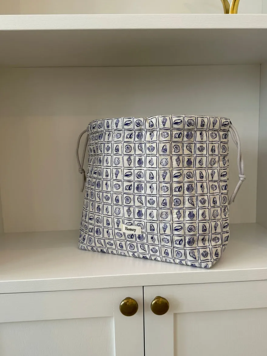 Design By Si Honey stor toilettaske - Hvid med lilla konkylier Discount