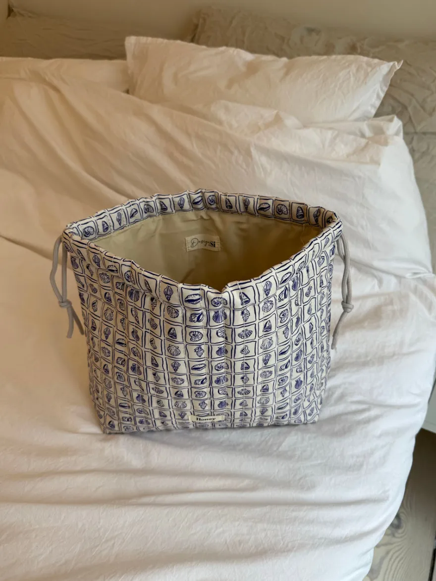 Design By Si Honey stor toilettaske - Hvid med lilla konkylier Discount