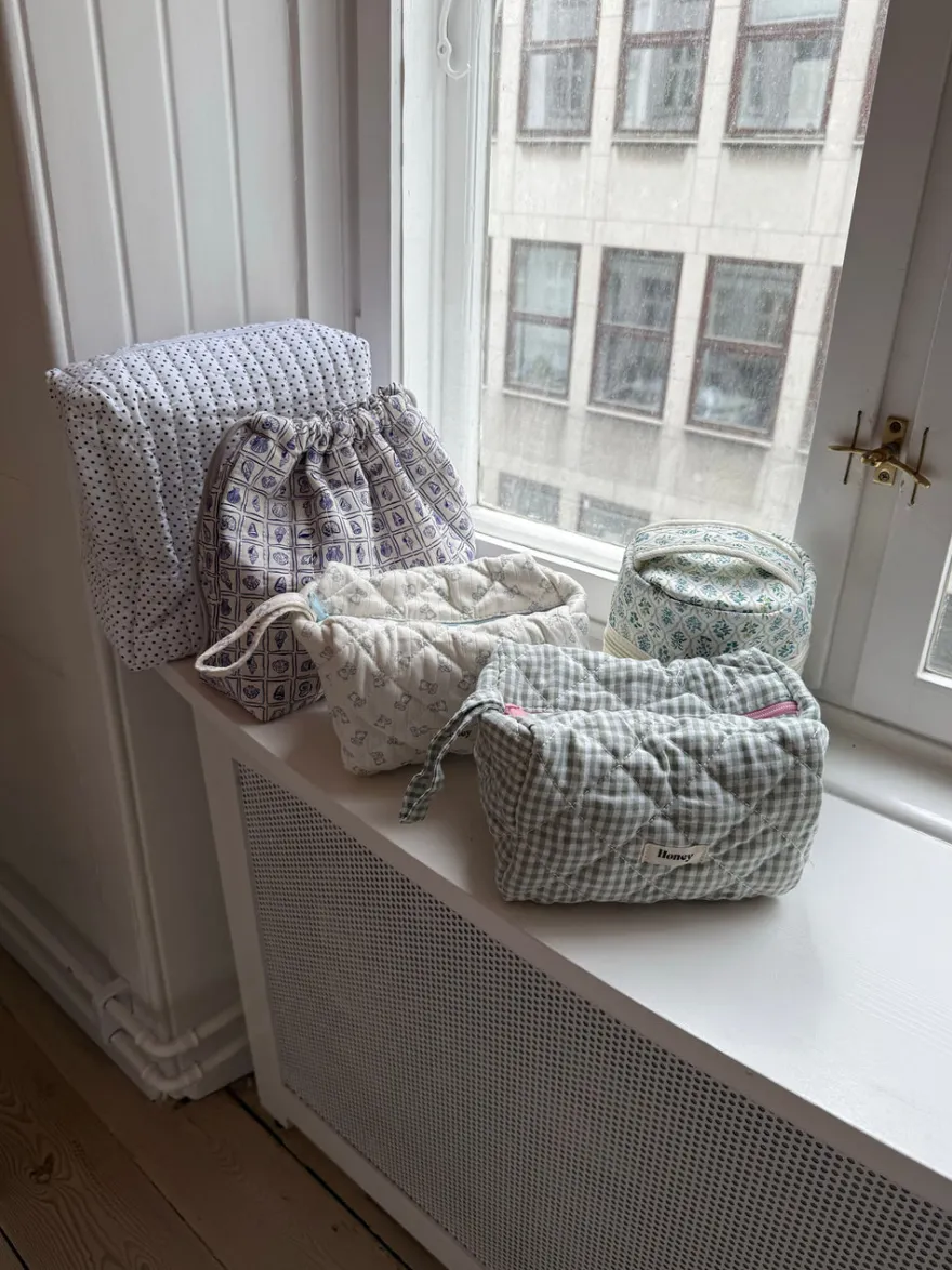 Design By Si Honey stor toilettaske - Hvid med lilla konkylier Discount