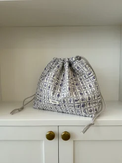 Design By Si Honey stor toilettaske - Hvid med lilla konkylier Discount