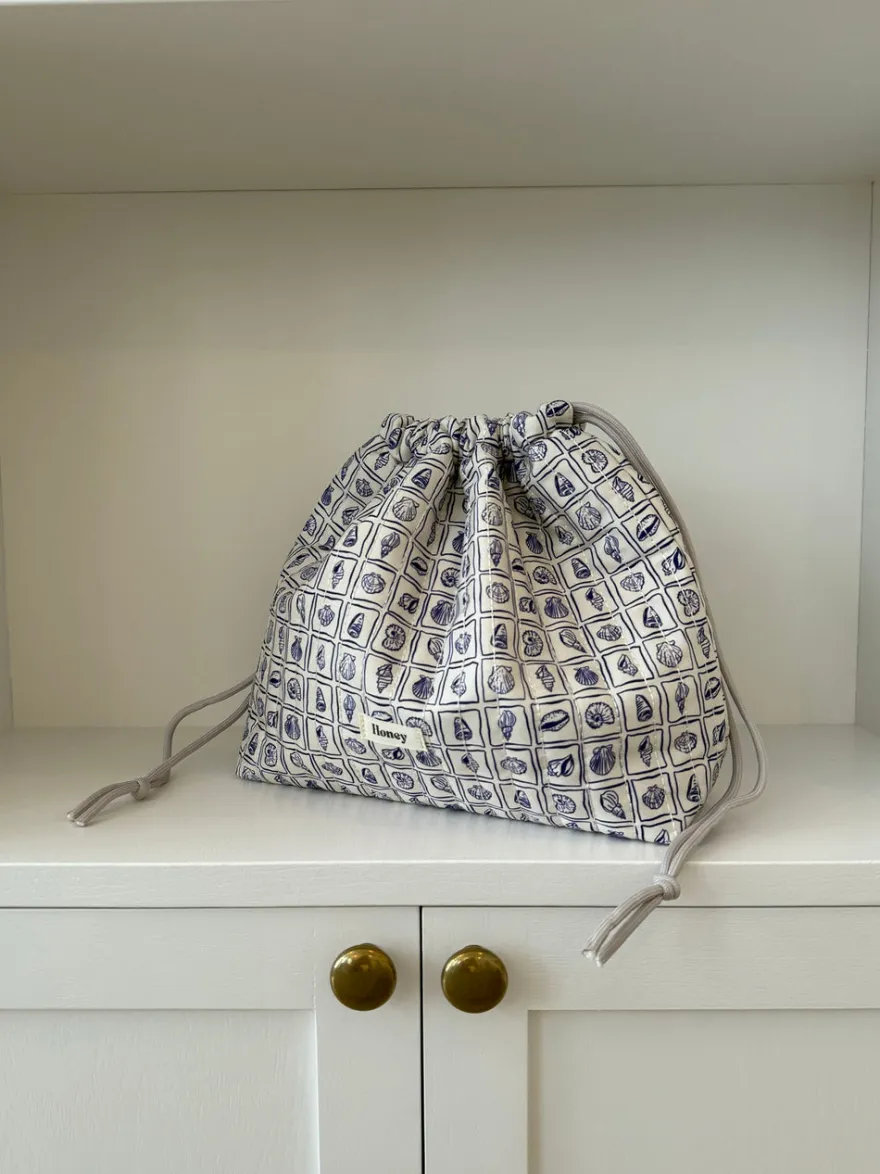 Design By Si Honey stor toilettaske - Hvid med lilla konkylier Discount