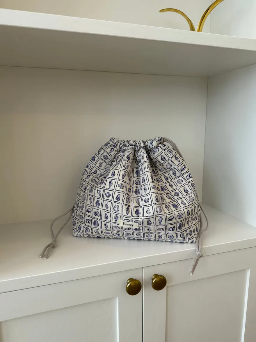 Design By Si Honey stor toilettaske - Hvid med lilla konkylier Discount
