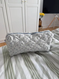 Design By Si Honey stor toilettaske med blomster - Hvid/blå Discount