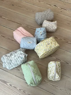 Design By Si Honey stor toilettaske med hang - Lys gul med gule bomster Clearance