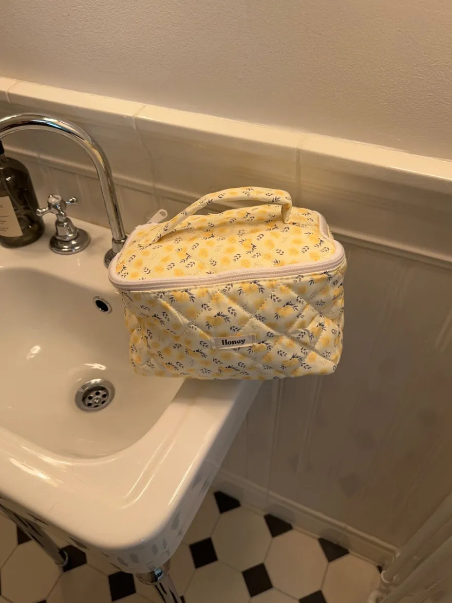 Design By Si Honey stor toilettaske med hang - Lys gul med gule bomster Clearance