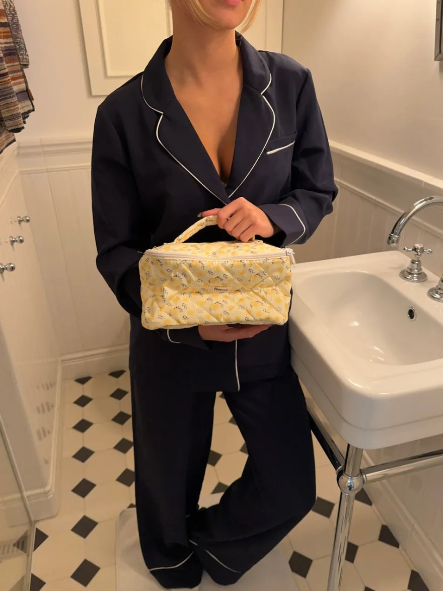 Design By Si Honey stor toilettaske med hang - Lys gul med gule bomster Clearance