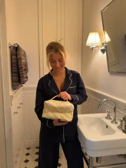 Design By Si Honey stor toilettaske med hang - Lys gul med gule bomster Clearance