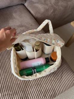 Design By Si Honey stor toilettaske med hank - Hvid med blomster Sale
