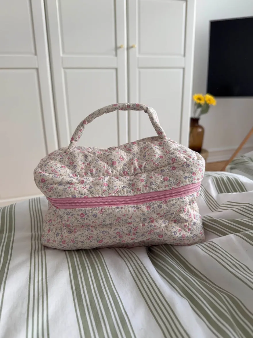 Design By Si Honey stor toilettaske med hank - Hvid/lyserøde blomster Discount