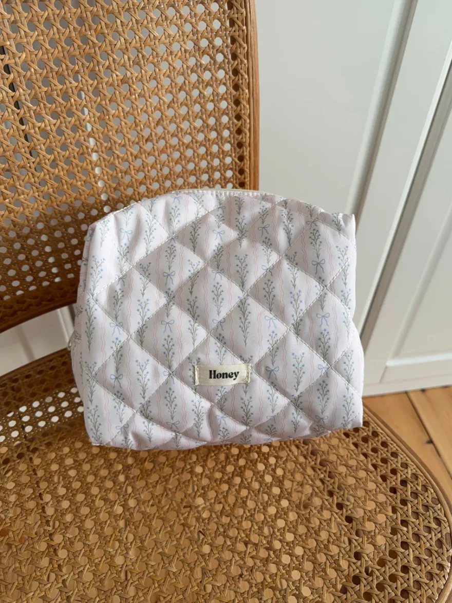 Design By Si Honey stor toilettaske med mønster - Off white Hot