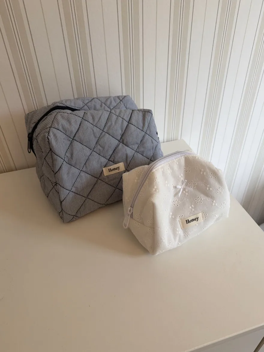 Design By Si Honey stor toilettaske med striber - Mørkeblå/hvid Outlet