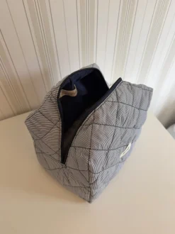 Design By Si Honey stor toilettaske med striber - Mørkeblå/hvid Outlet