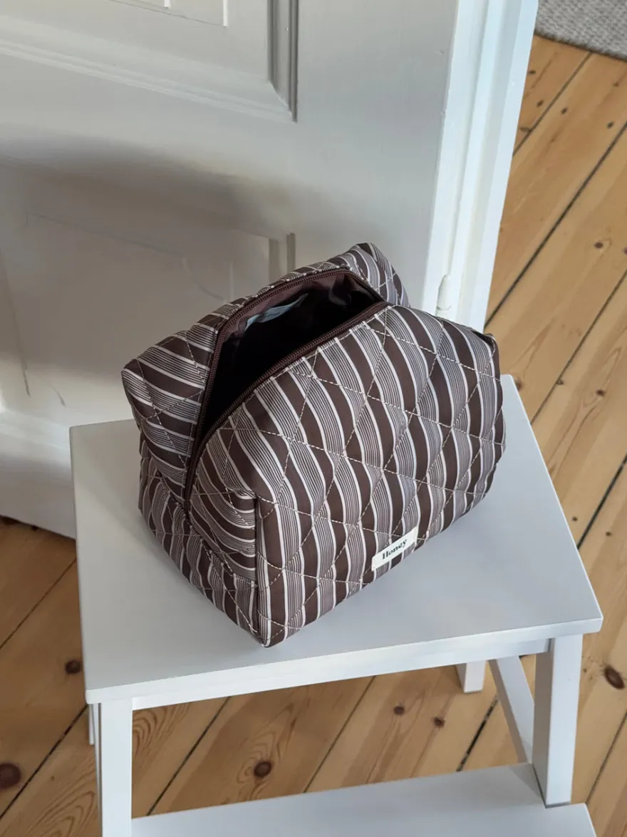 Design By Si Honey stor toilettaske med striber - Brun/hvid Discount