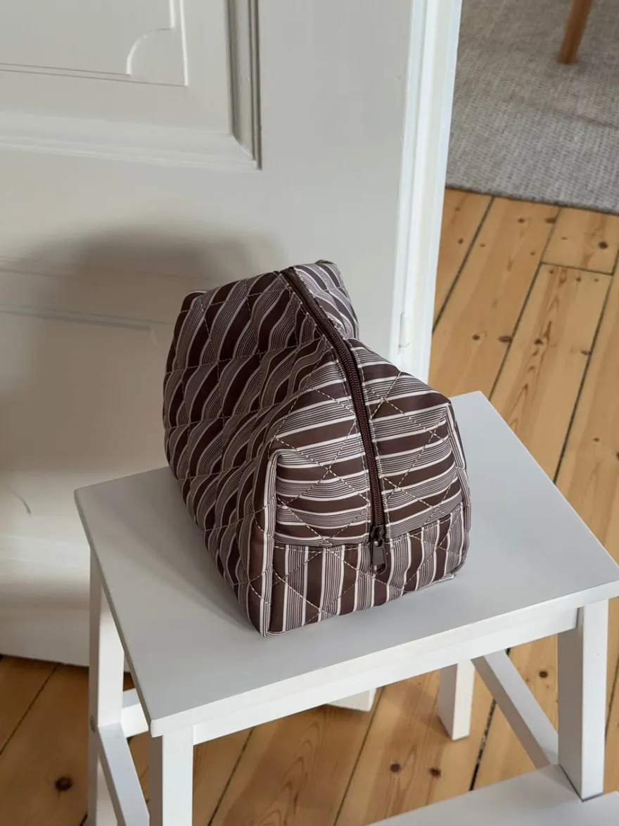 Design By Si Honey stor toilettaske med striber - Brun/hvid Discount