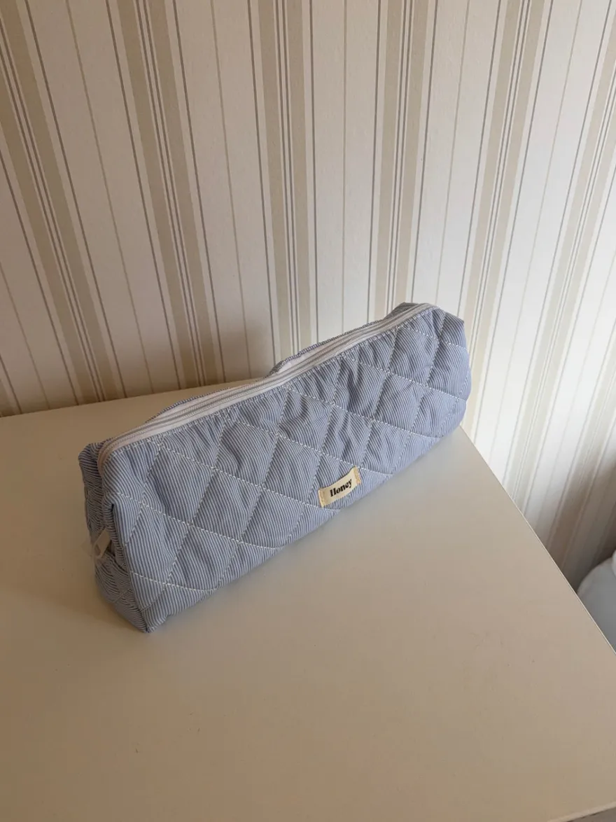 Design By Si Honey stor toilettaske med striber - Lyseblå/hvid Hot
