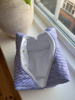 Design By Si Honey stor toilettaske med striber - Blå/hvid Clearance