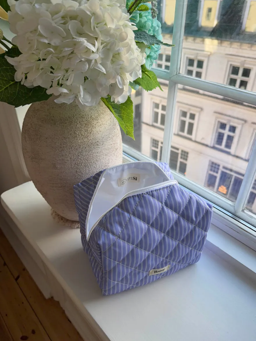 Design By Si Honey stor toilettaske med striber - Blå/hvid Clearance