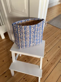 Design By Si Honey toilettaske med sol og måneprint - Blå/gul Outlet