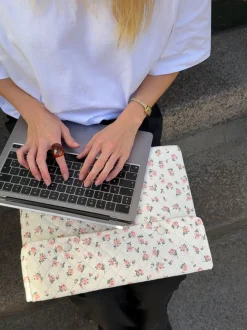 Design By Si Hyld computer sleeve - Hvid med lyserøde blomster Discount