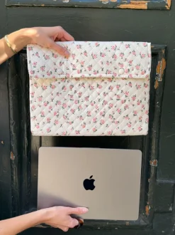 Design By Si Hyld computer sleeve - Hvid med lyserøde blomster Discount