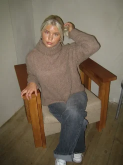 Design By Si Idun striktrøje med turtleneck - Brun Best